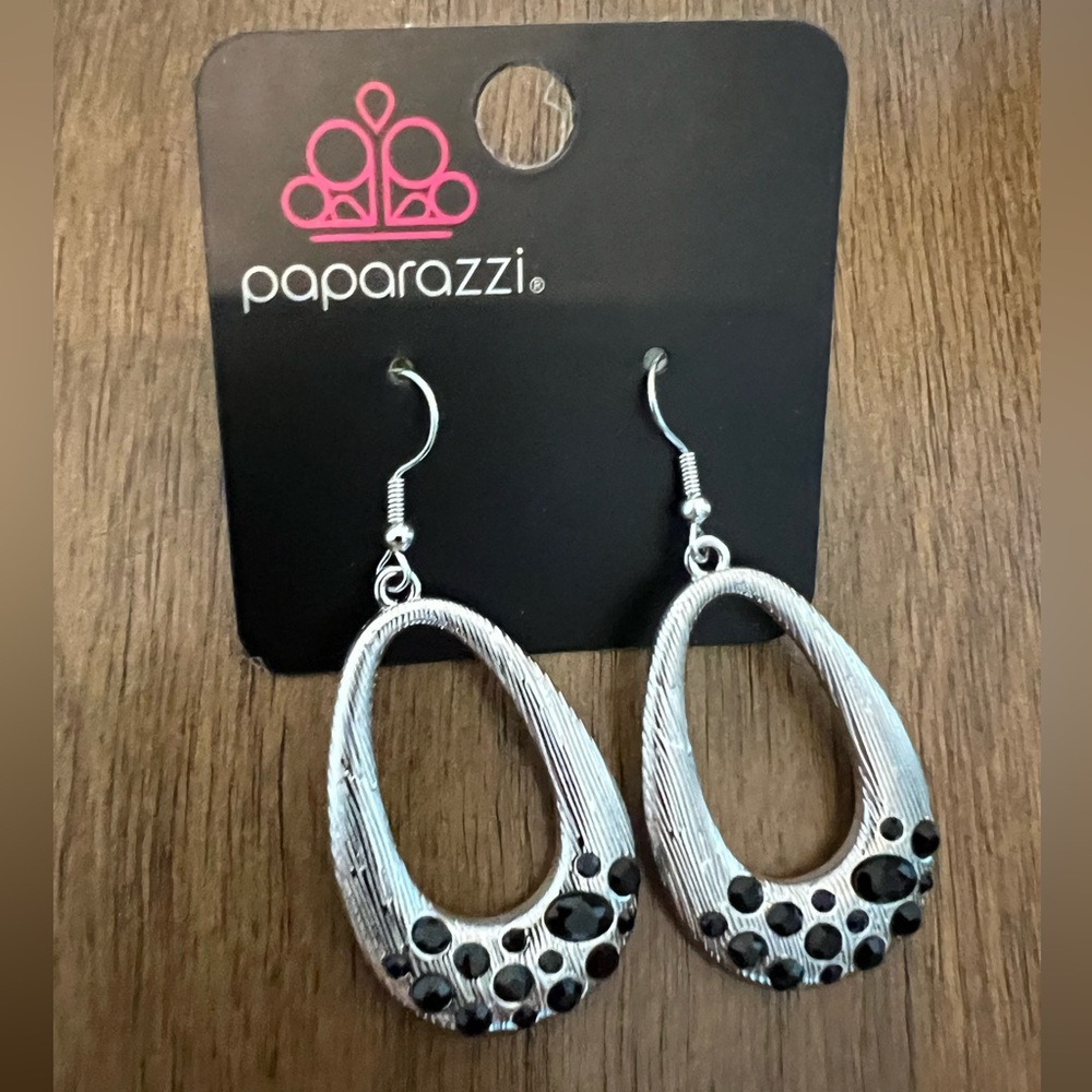 🇺🇸$3🇺🇸 Paparazzi Silver Tone Teardrop Earrings with Black Accents NWT